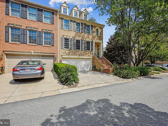3rd image of 10921 Bloomingdale Dr