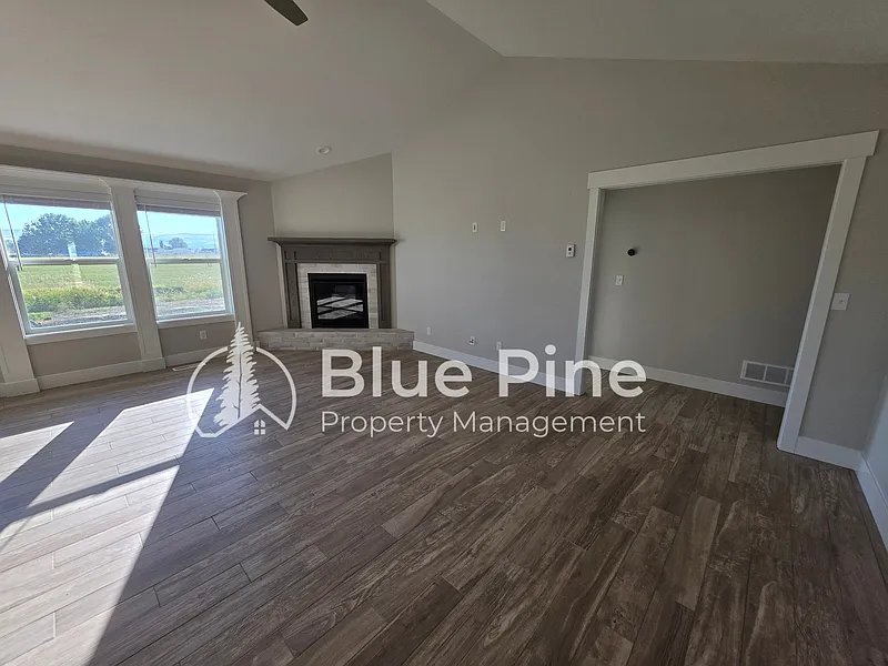 6 bed, 3.0 bath, 3477 sqft, $3,050 — Photo 3