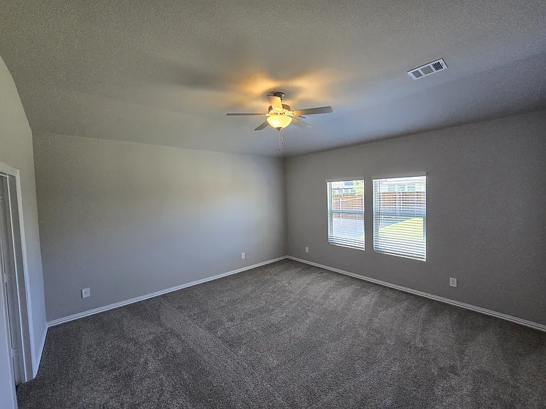 2223 Cliff Springs Dr — Photo 15