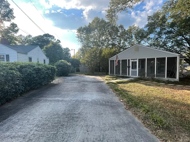 Driveway for at least 2 cars