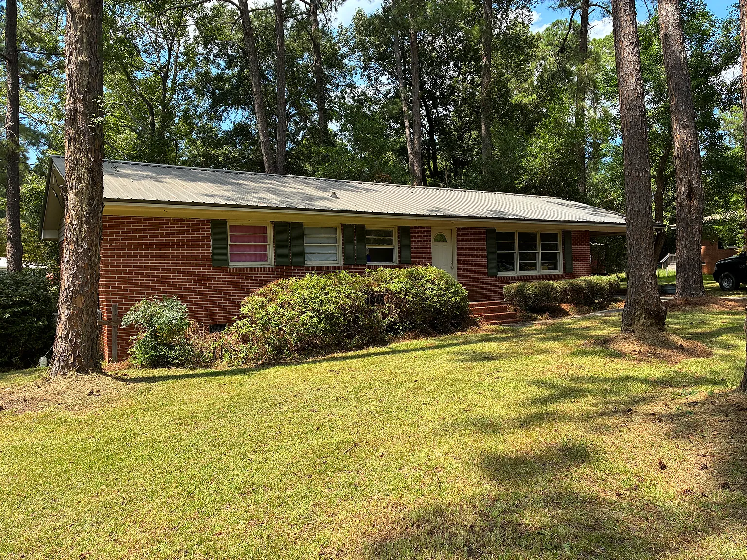 3 bed, 1.5 bath, 1326 sqft, $900 — Photo 1