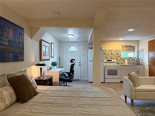 Studio, 1.0 bath, 781 sqft, $1,300 — Photo 3