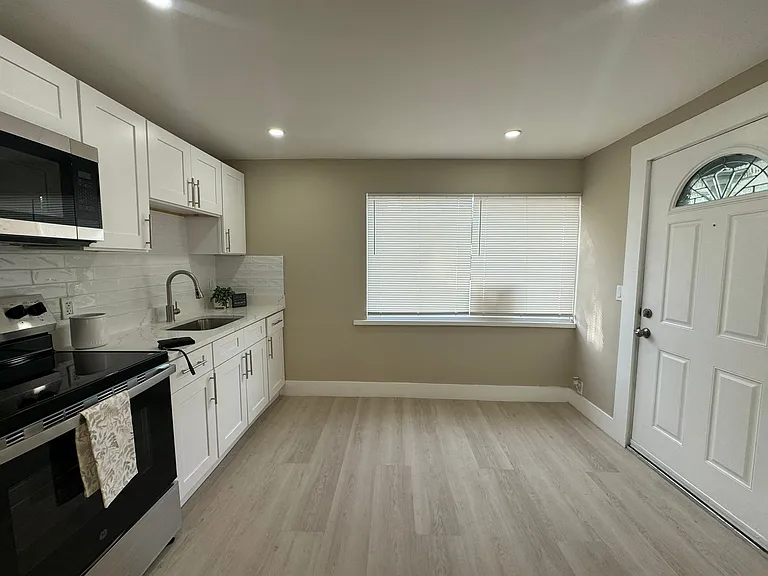 3424 Spruce St — Photo 3