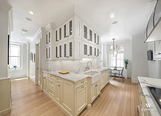 Sold by Warburg | media 25