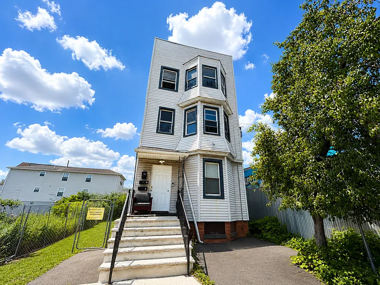 148 Hawthorne — Photo 2