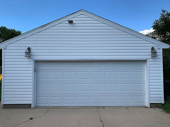 Large 2 car heated garage