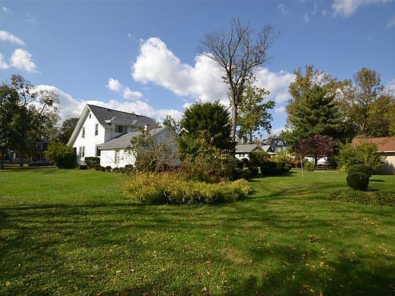 5th image of 122 Laurel Ave