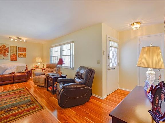 4th image of 630 Oakmont Ave