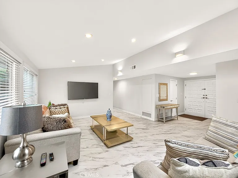 20520 Rhoda St — Photo 4
