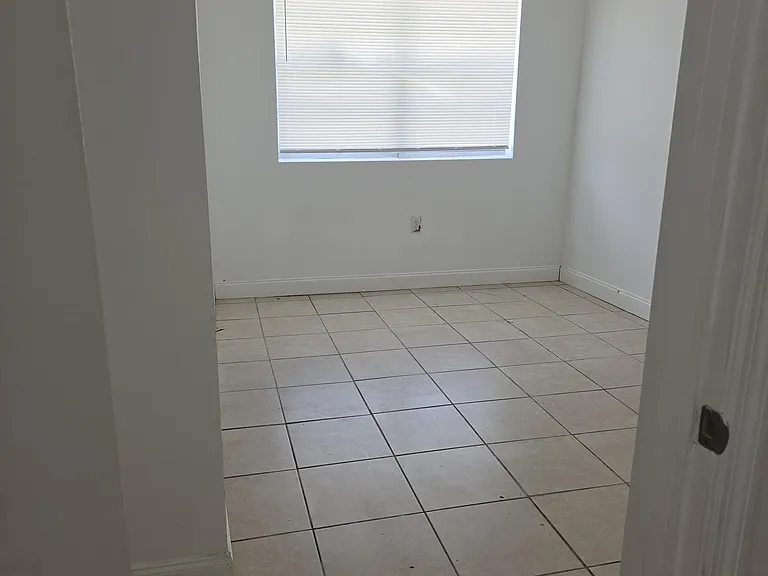 160 NW 15th Pl — Photo 7