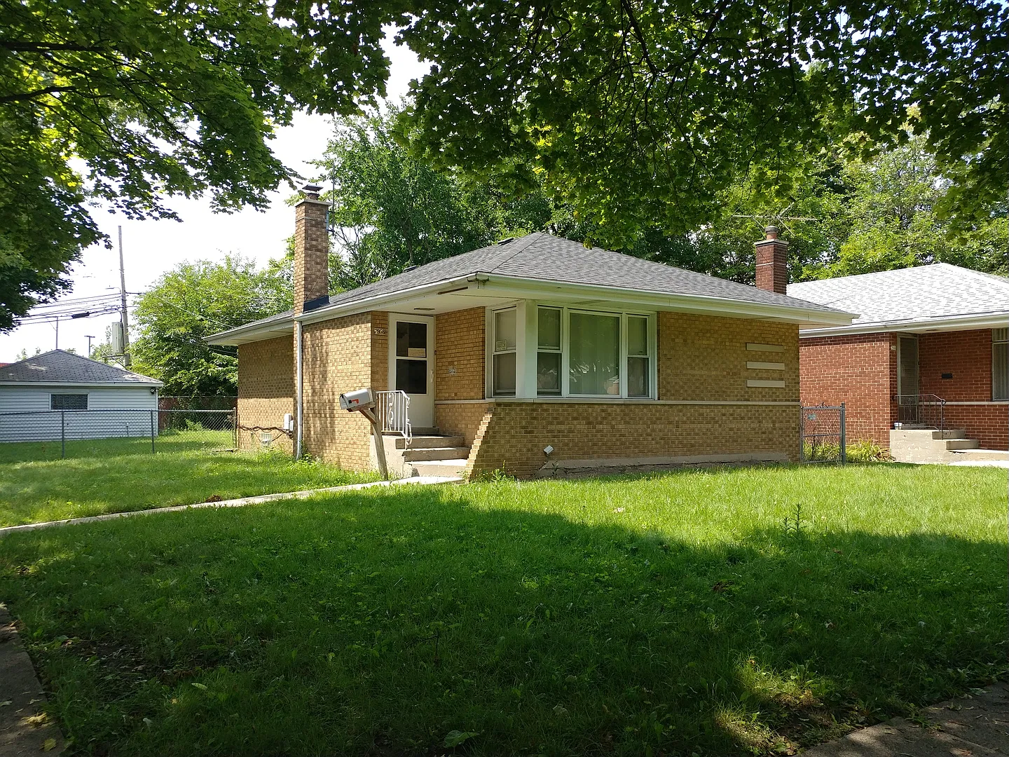 7956 S Sawyer Ave photo 1