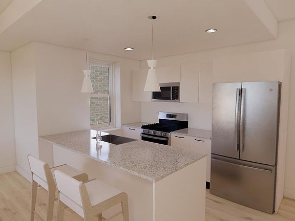 2nd image of 833 N Hoyne Ave #1S