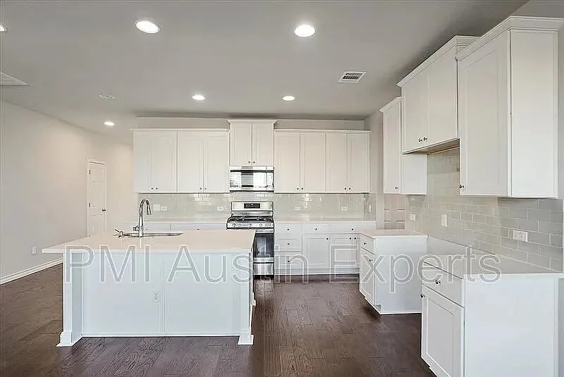 Building Photo - 405 Coba St