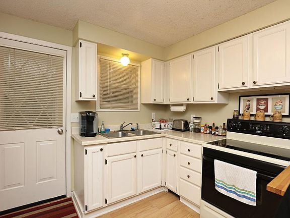 4th image of 1121 Summit Ave