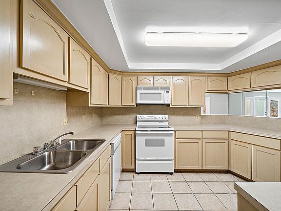 5th image of 10804 Briar Forest Dr #8-27