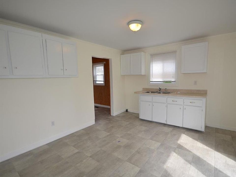 2nd image of 2212 E McLean Ave