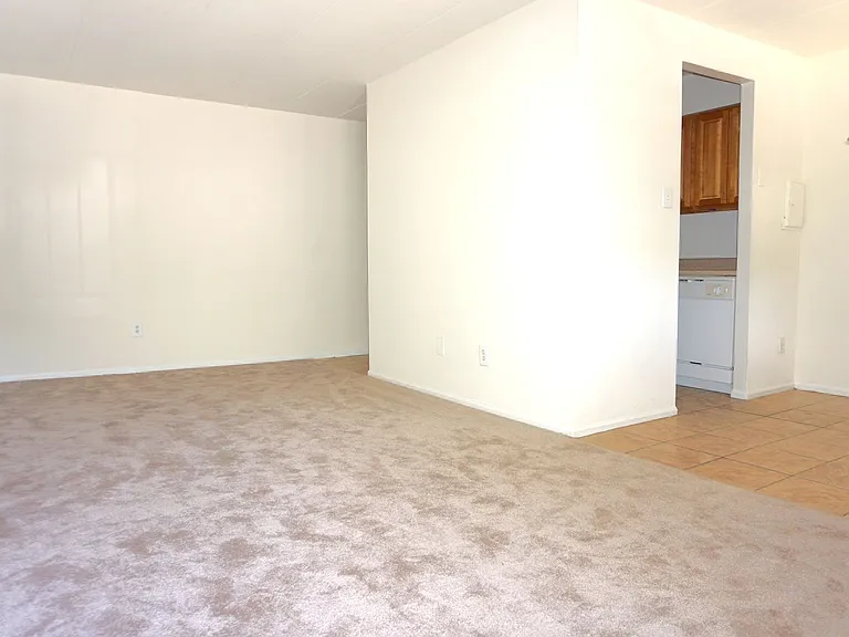 Ridgeway Court Apartments — Photo 7