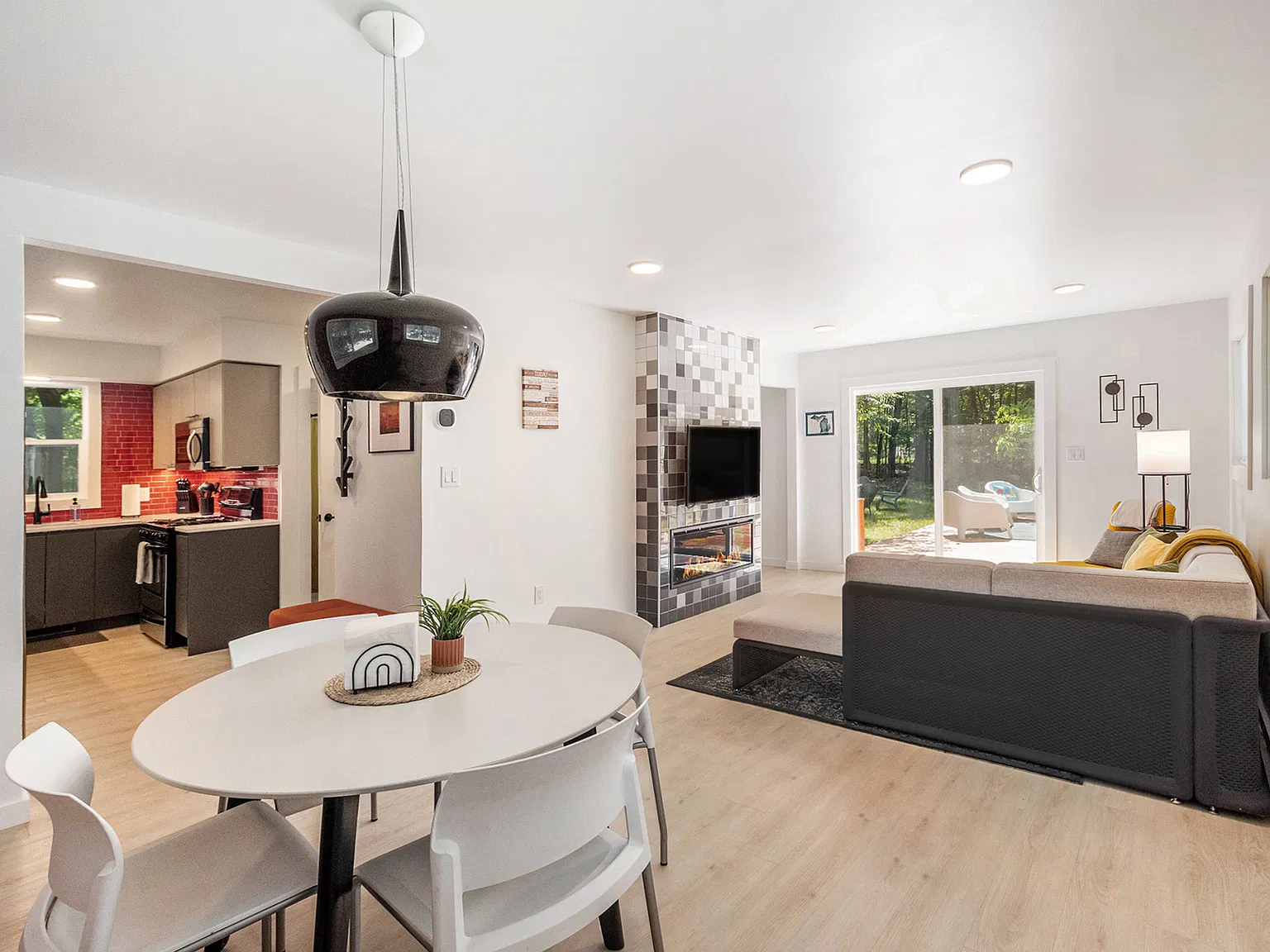 3 Bedroom, 1.5 Bath Chalet Just 15 Minutes from Ludington — Photo 4