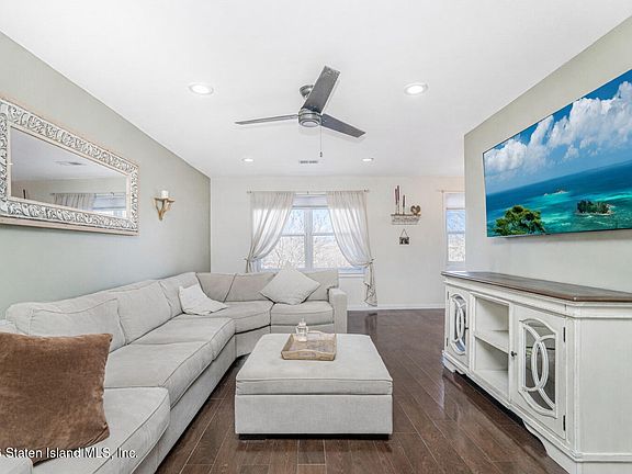 3rd image of 890 Armstrong Ave APT 2-3