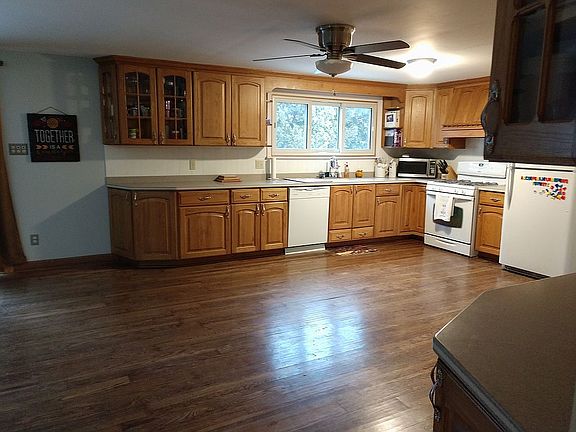 3rd image of 102 Lou Dr