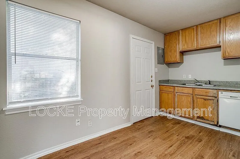 2 bed, 1.0 bath, 900 sqft, $1,195 — Photo 4