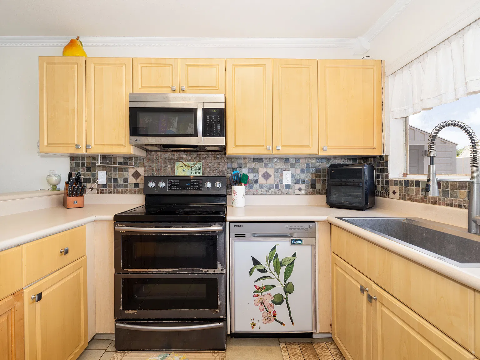 3 bed, 1006 sqft, $3,950 — Photo 3