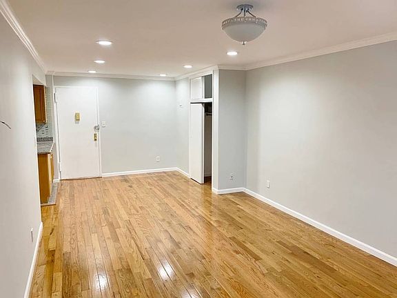 4th image of 2534 Crescent St APT 4D