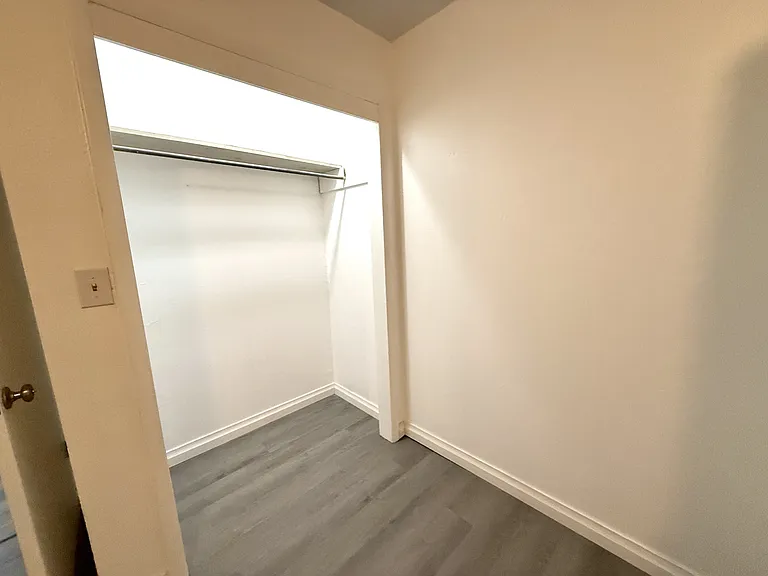 329 E St NE — Photo 14
