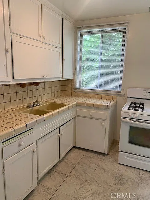 2 bed, 800 sqft, $2,500 — Photo 2