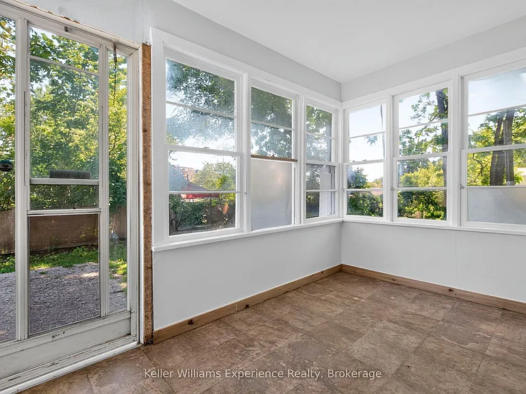 647 Ottawa St — Photo 4
