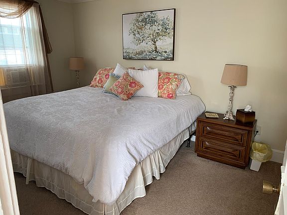 King Bed, large room, tv
