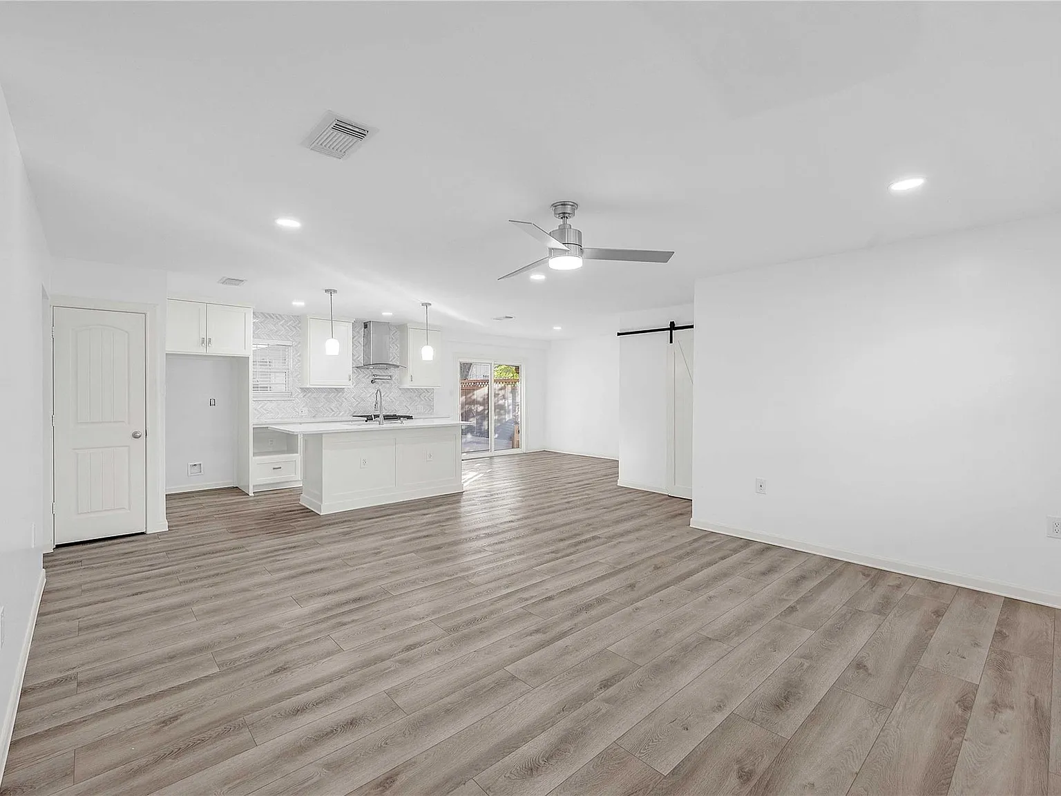 3 bed, 1.0 bath, 1230 sqft, $1,800 — Photo 2