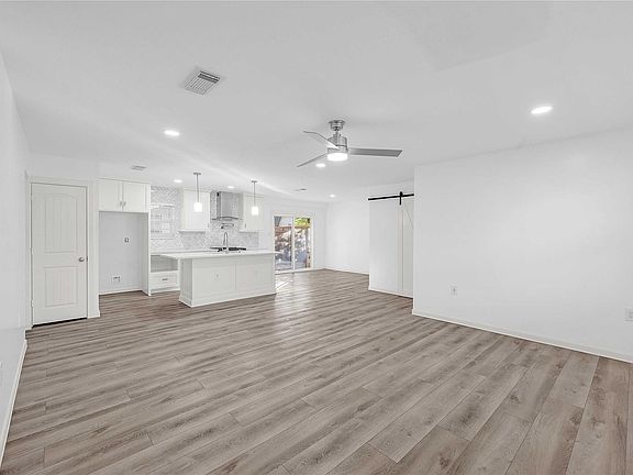 4th image of 6014 Belarbor St