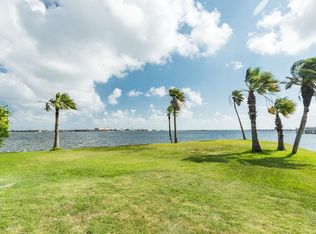 1019 Palm Cove Ct, Galveston, TX 77554