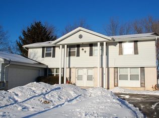 2329 Pebble Valley Rd, Waukesha, WI 53188
