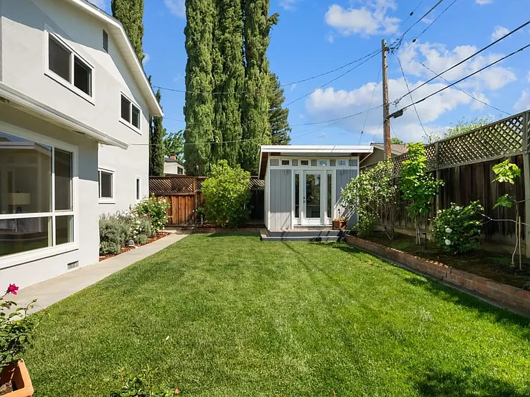1602 Sheffield Ave — Photo 25
