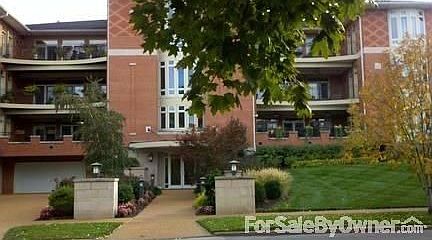 7320 Forsyth
						:
						1st floor on rt