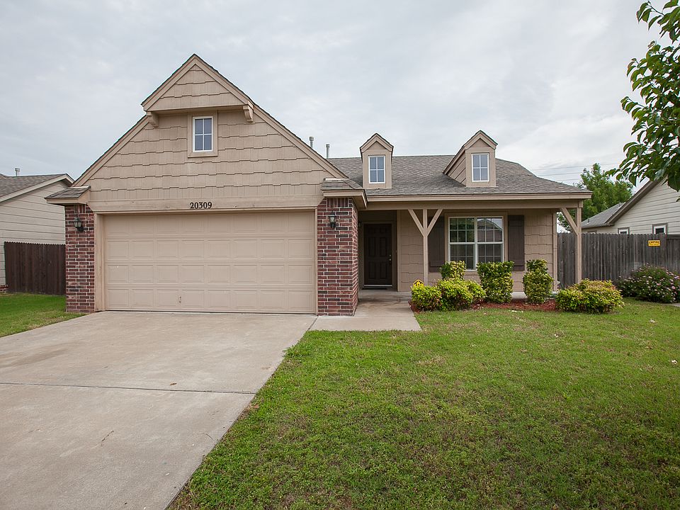 Lovely 3 bdrm, 2 bath, 2 car garage