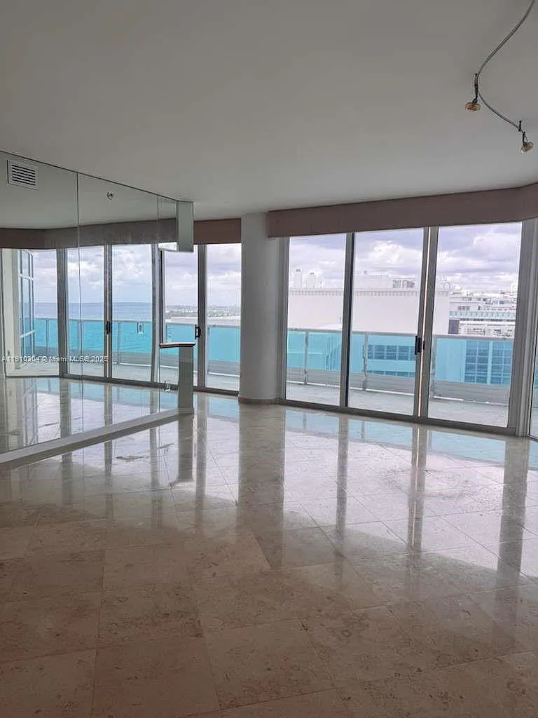 Building Photo - 5025 Collins Ave #1602