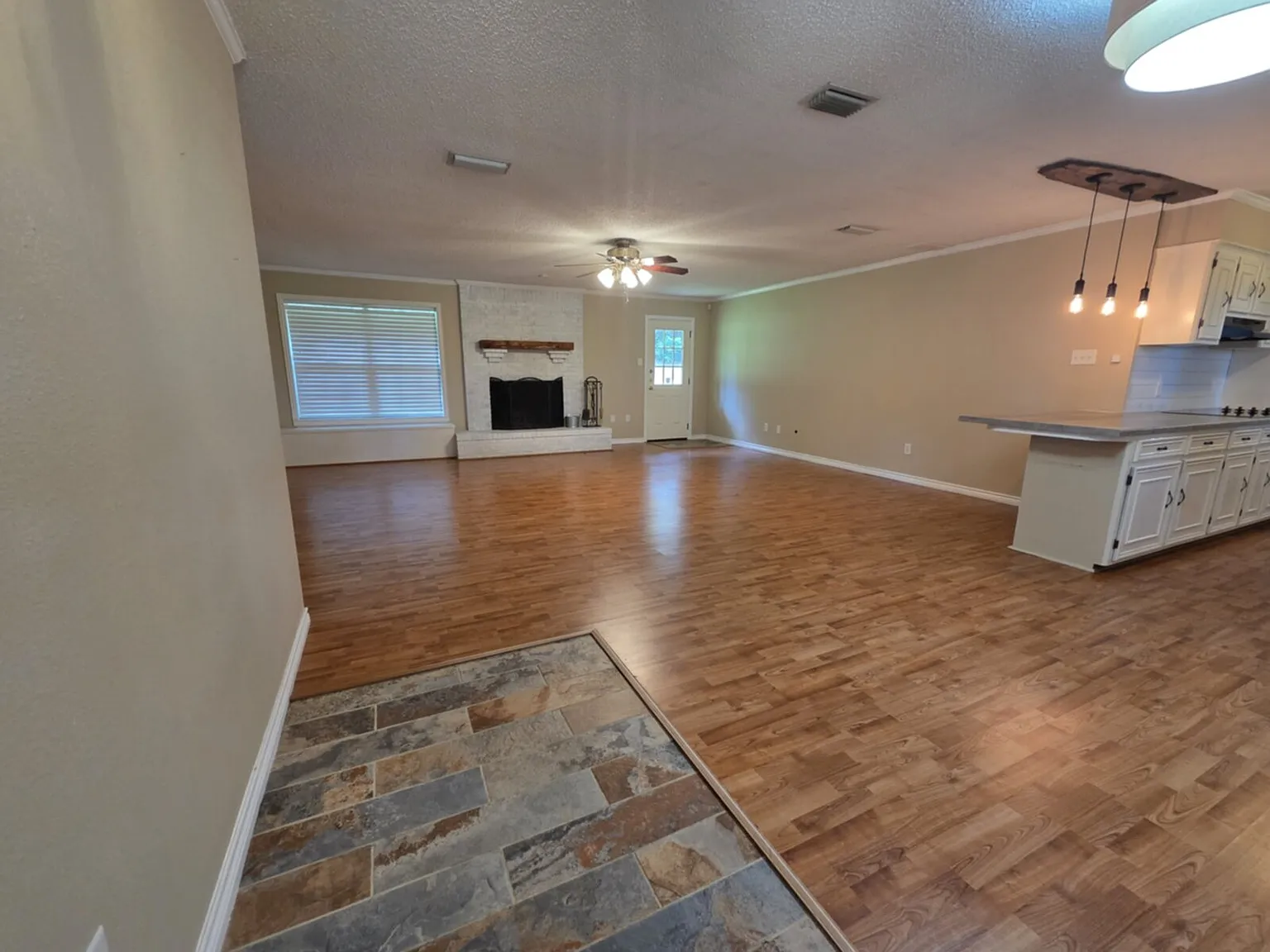 3 bed, 2.0 bath, 2356 sqft, $2,195 — Photo 2