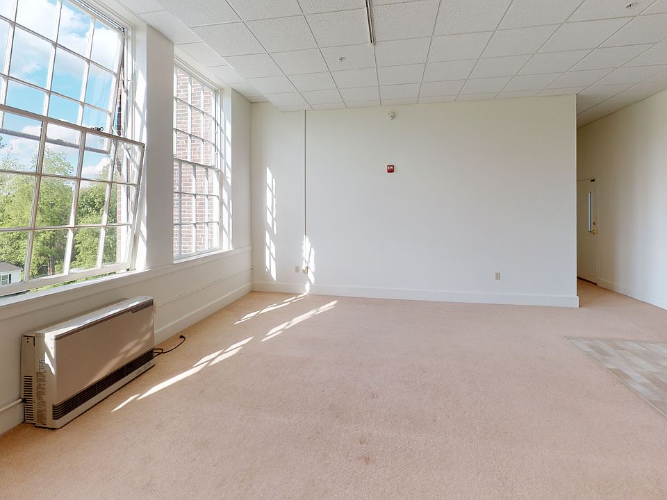 2nd image of 75 Bank St APT 118