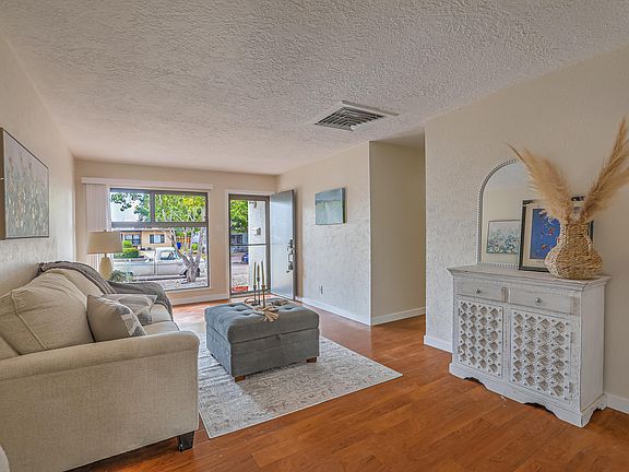 4th image of 3710 Jeanne Ct NE