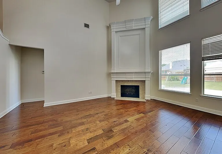 3404 Pilgrim Dr — Photo 2