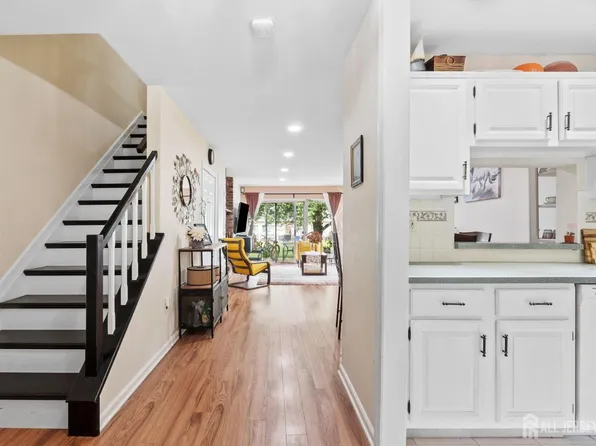 372 McDowell Dr, East Brunswick, NJ 08816