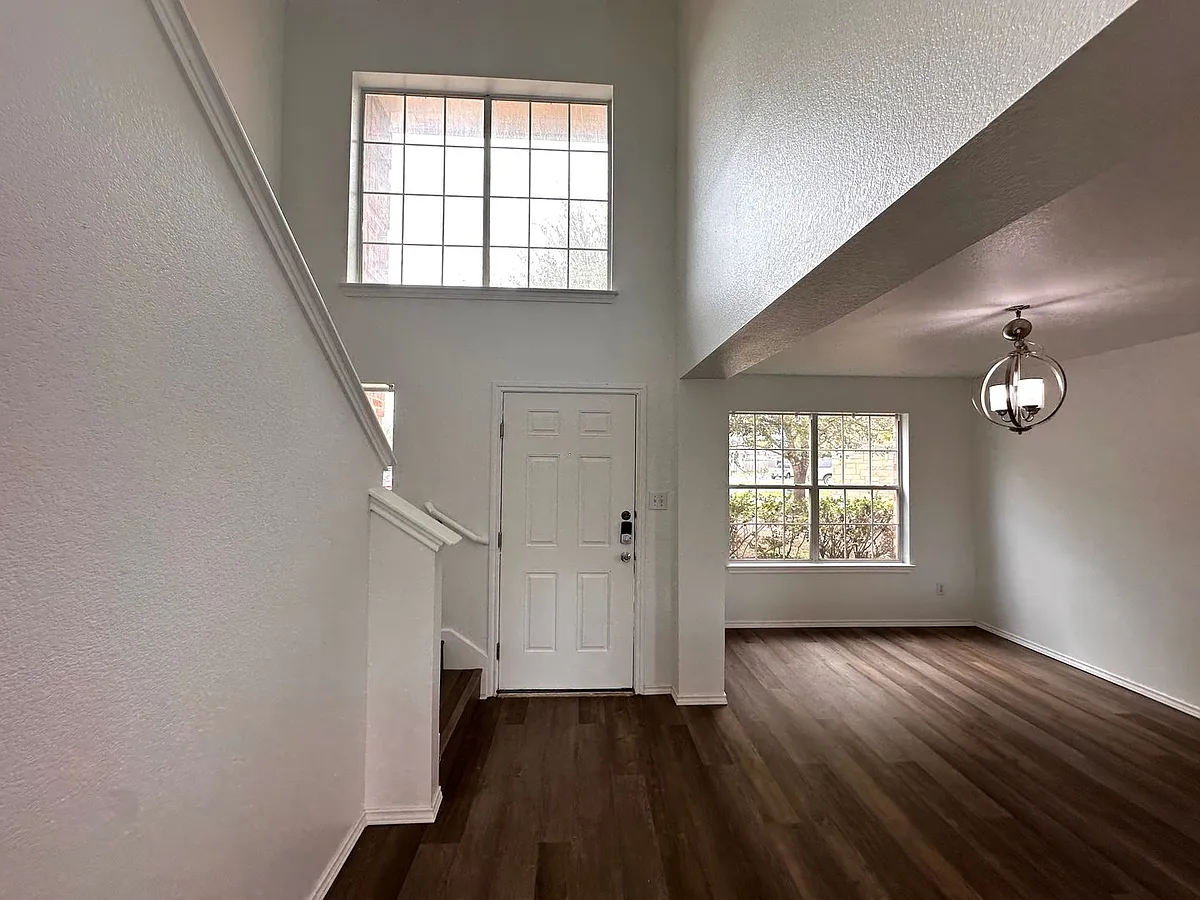 Building Photo - 722 Lavaca Loop