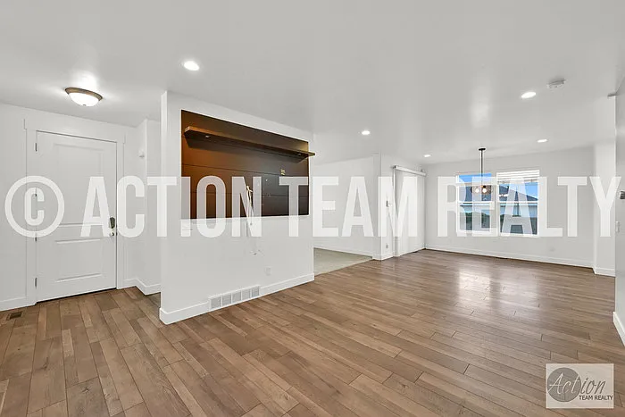 5 bed, 2.5 bath, 2994 sqft, $2,995 — Photo 4
