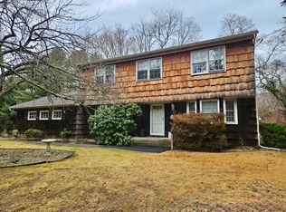 33 Ridgeway Ave, Setauket, NY 11733
