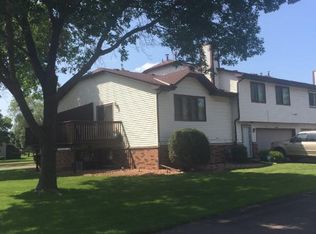 8505 S Maplebrook Cir, Brooklyn Park, MN 55445