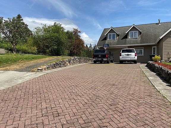 side driveway to shop