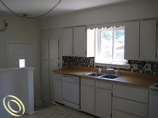 3rd image of 17334 Deering St